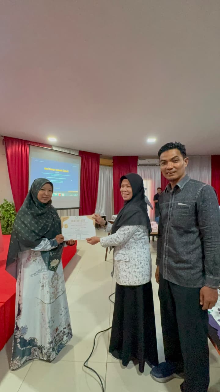 Penyerahan Sertifikat Pendidikan Dan Pelatihan Paralegal YLBH Sumatera Timur Kepada Peserta Pelatihan.