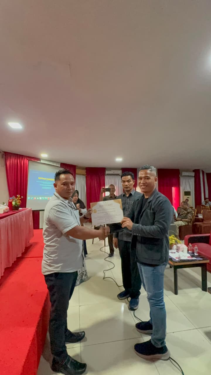 Penyerahan Sertifikat Pendidikan Dan Pelatihan Paralegal YLBH Sumatera Timur Kepada Peserta Pelatihan.