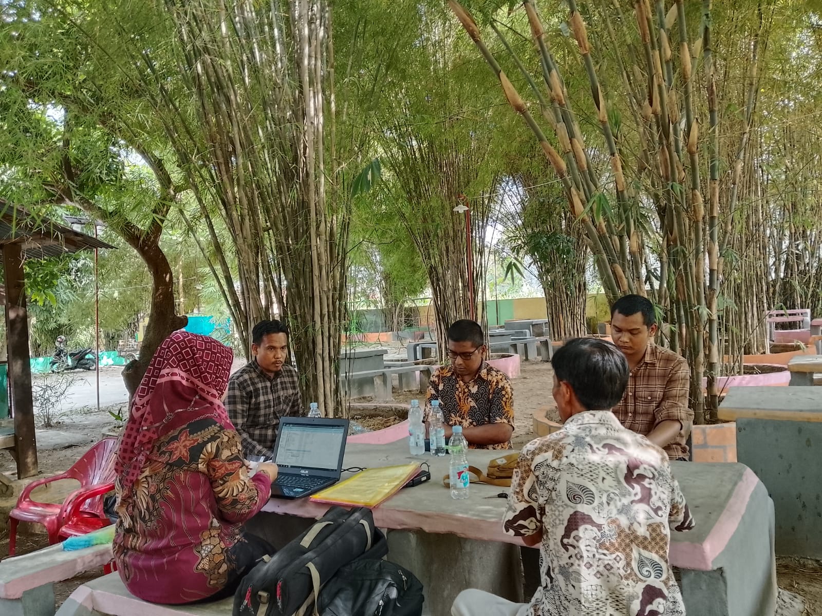 Menerima Pengaduan Masyarakat Sekaligus Diskusi Dan Kosultasi Hukum Masyarakat Di Taman Bambu.